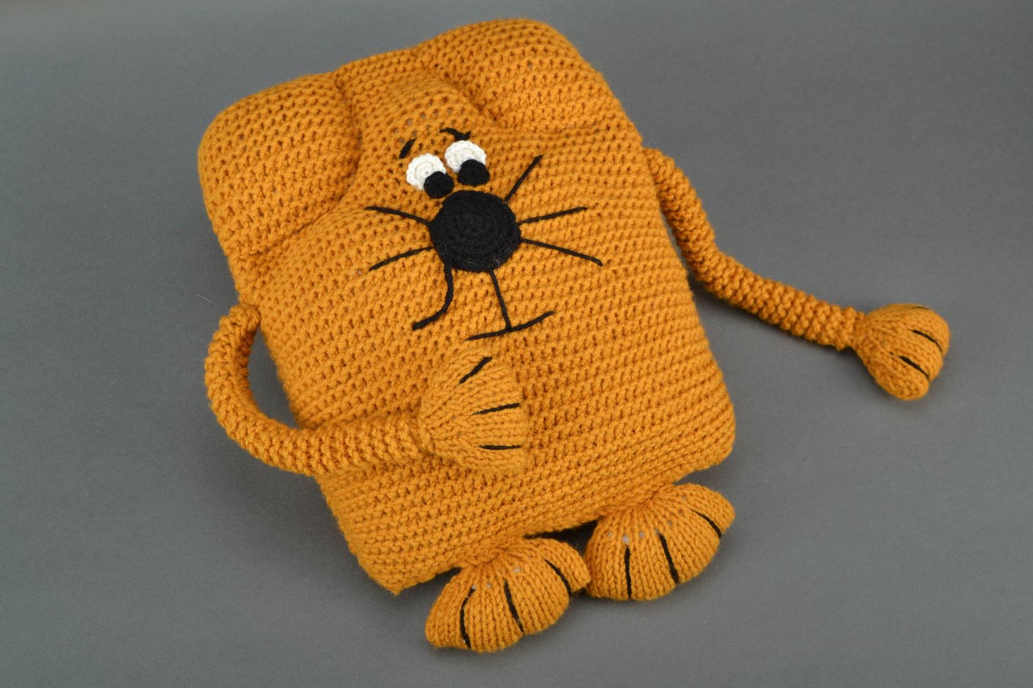 Peluche tricotée au crochet coussin en forme de chat photo 1