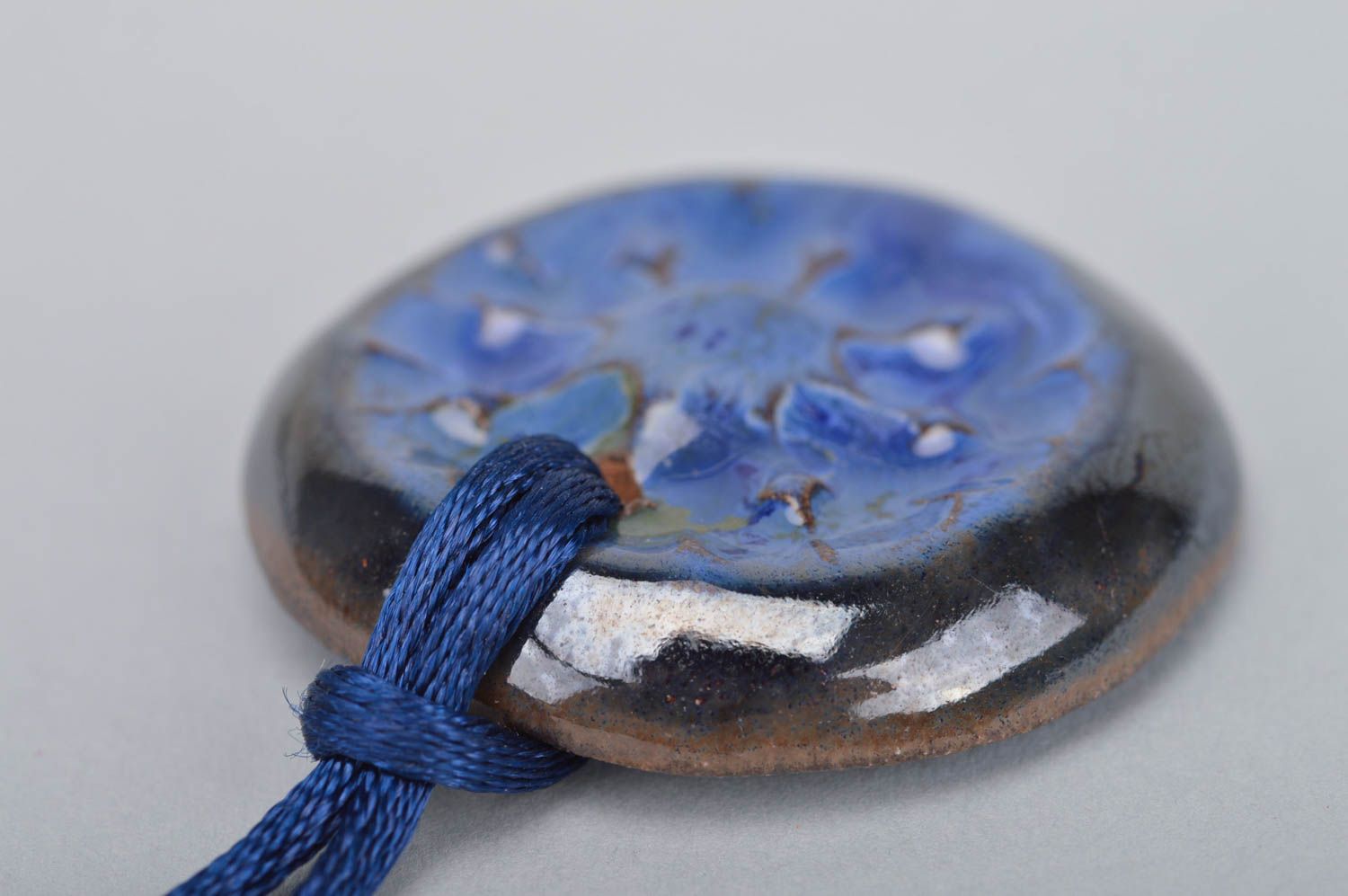 Синий глиняный кулон на шнурку ручной работы круглой формы оригинальный красивый фото 4