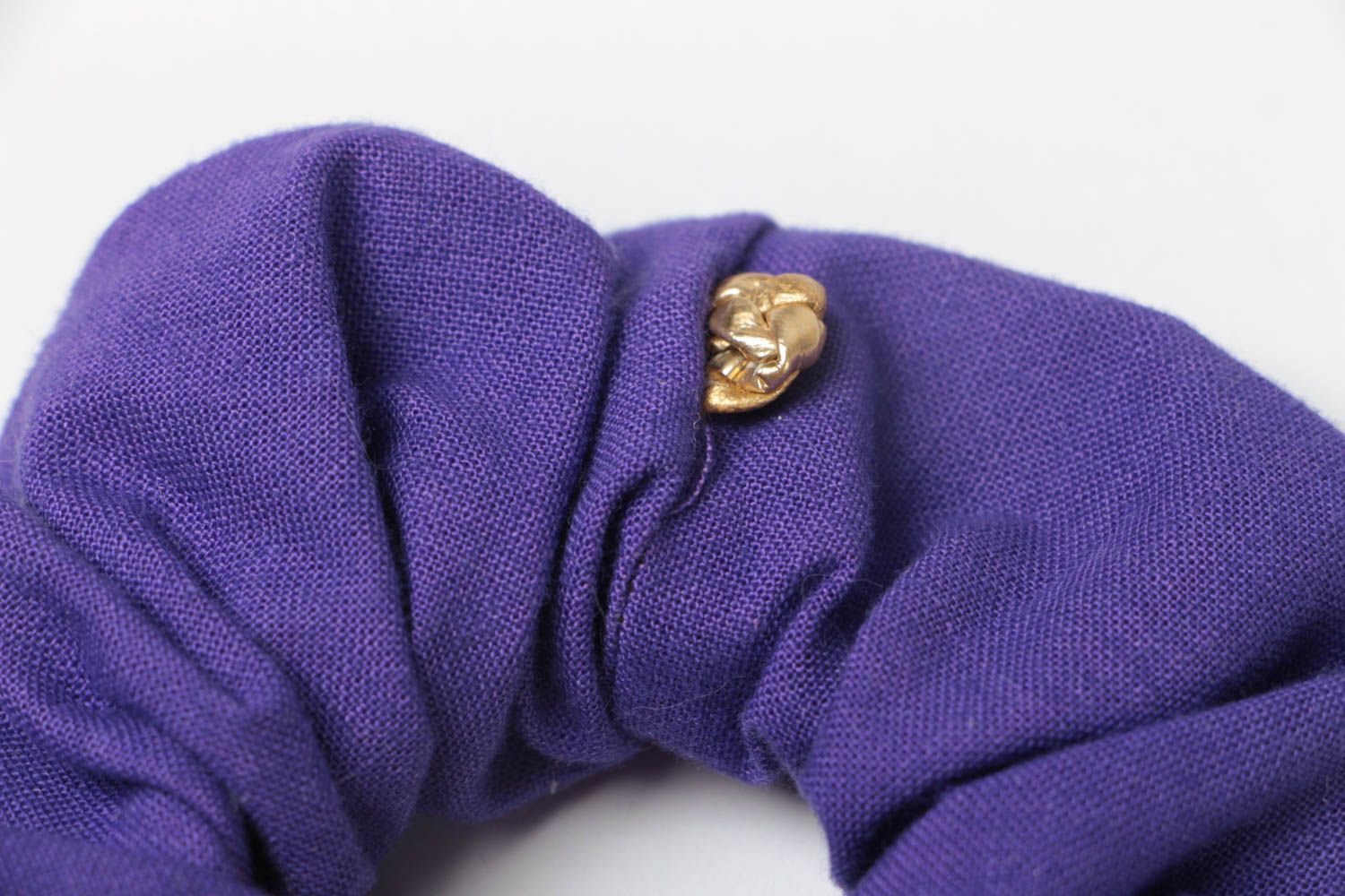 Резинка для волос из ткани хлопка ручной работы фиолетовая красивая нарядная фото 4