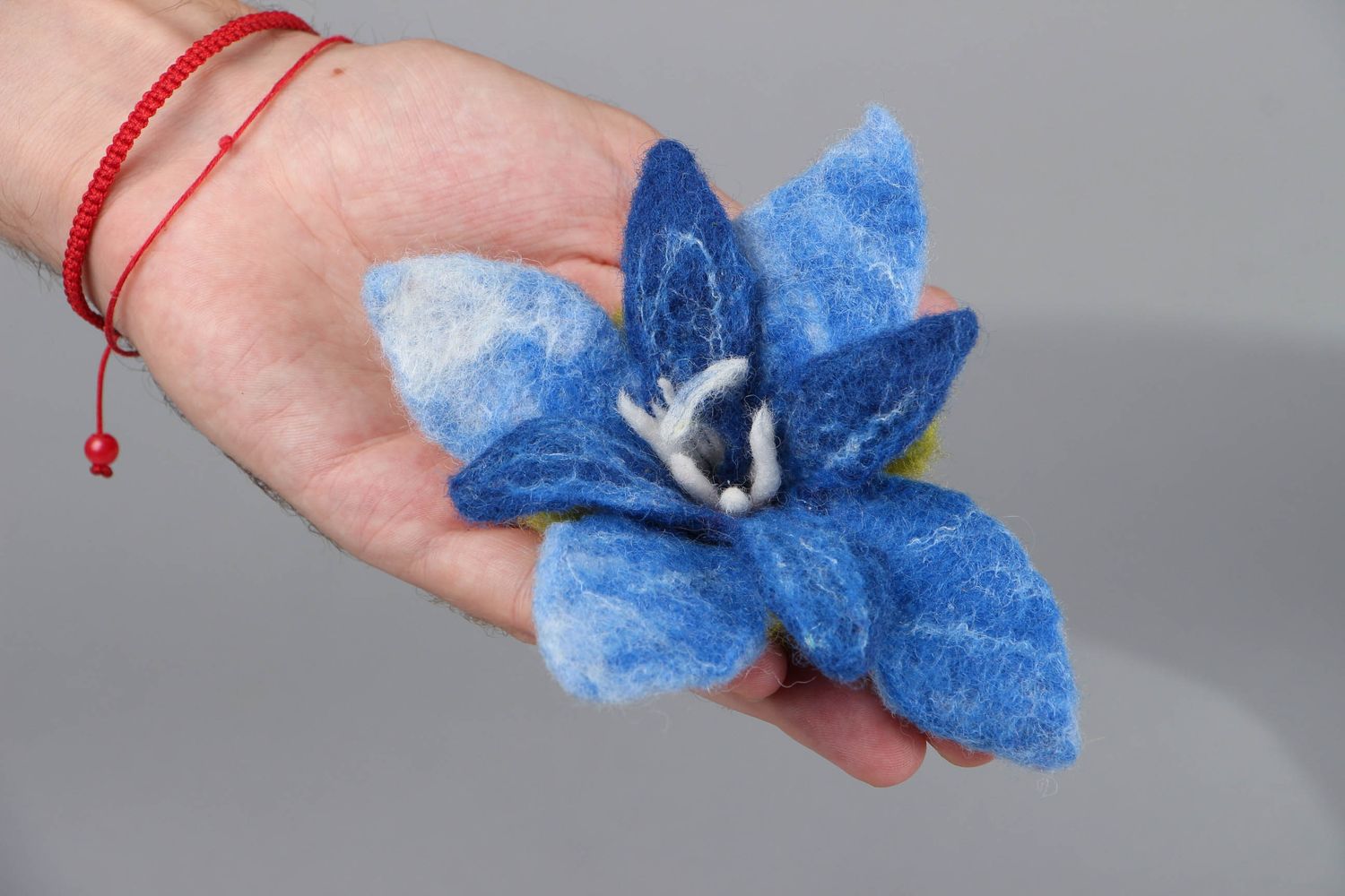 Schöne Brosche aus Wolle blaue Blume foto 5