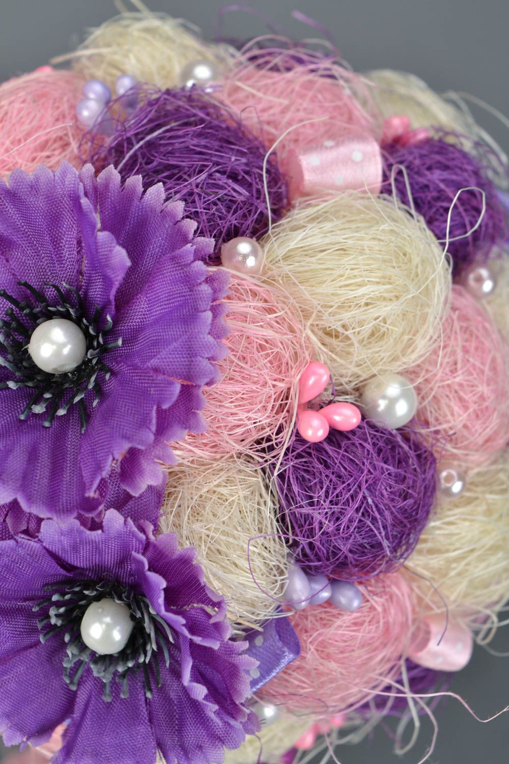 Топиарий с цветами и бусинами в фиолетовых тонах круглый в горшке ручная работа фото 4