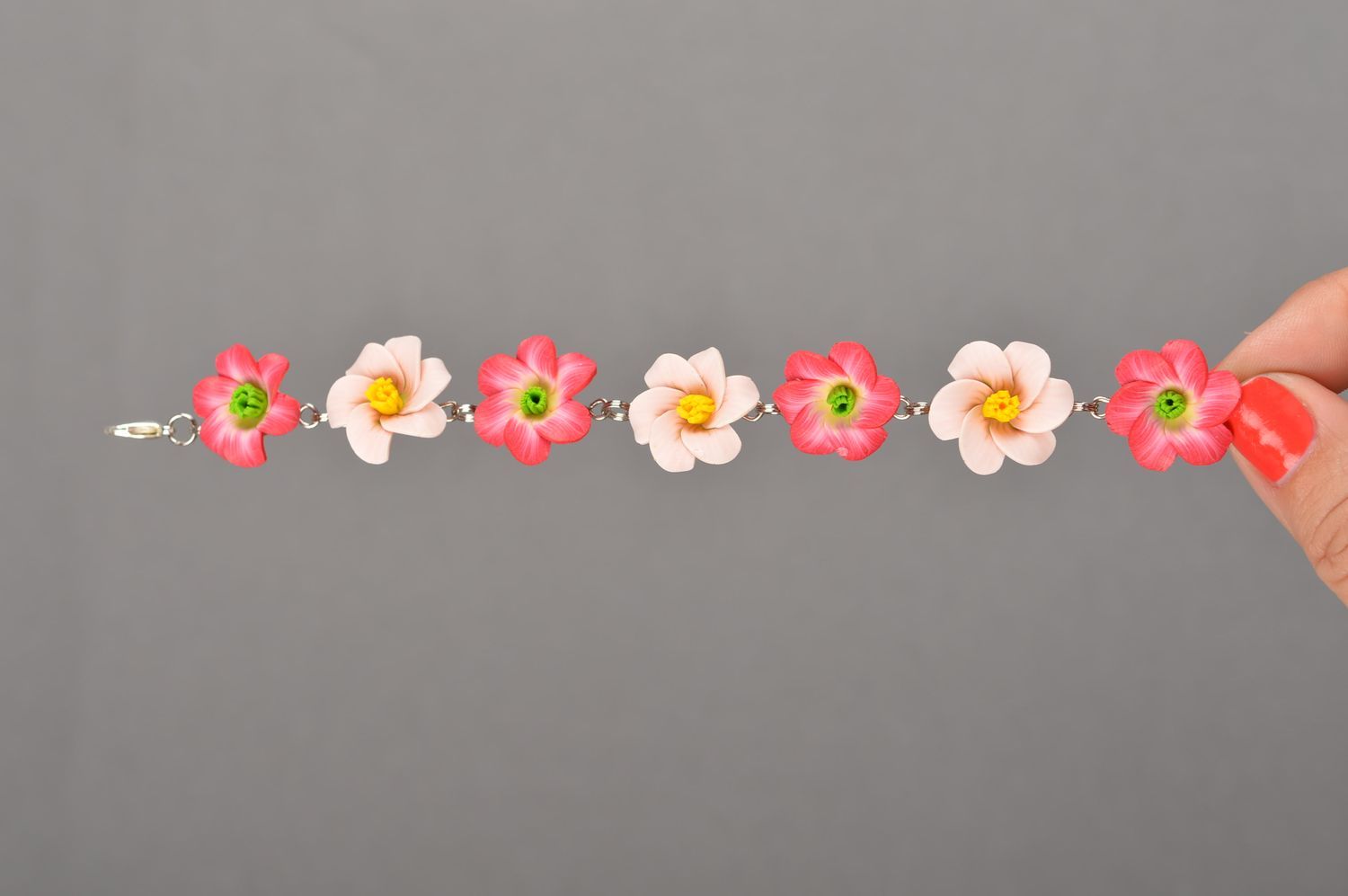 Pulsera con flores de arcilla polimérica en cadena estrecha hecha a mano  foto 3