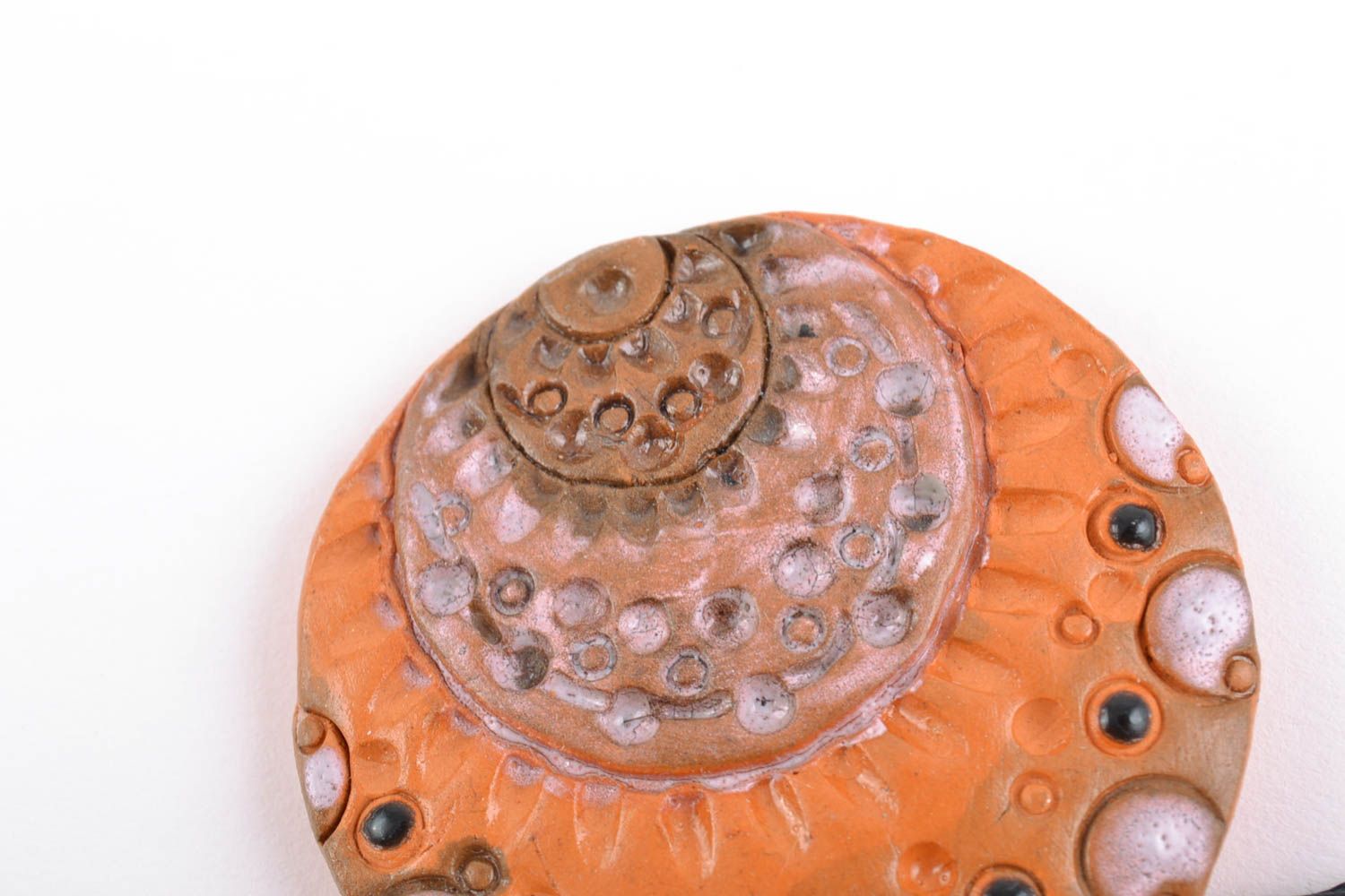 Глиняный кулон расписанный акриловыми красками ручной работы круглый на шнурке фото 5
