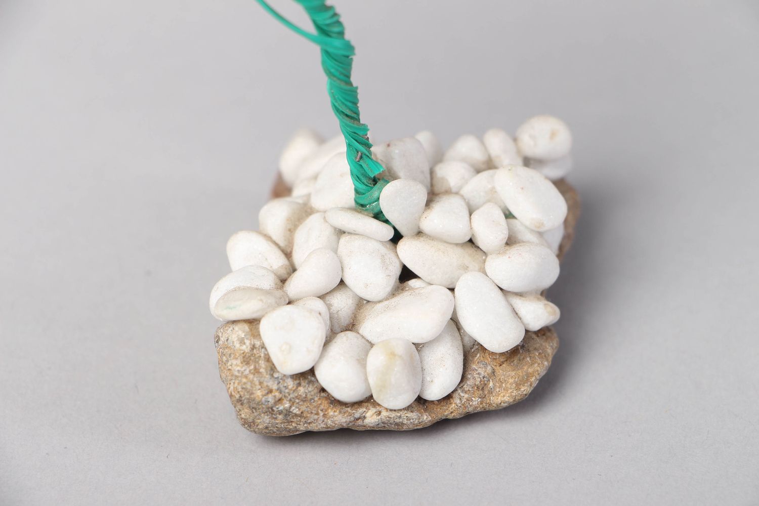 Fleur artificielle en pierres de mer et coquillages faite main photo 3
