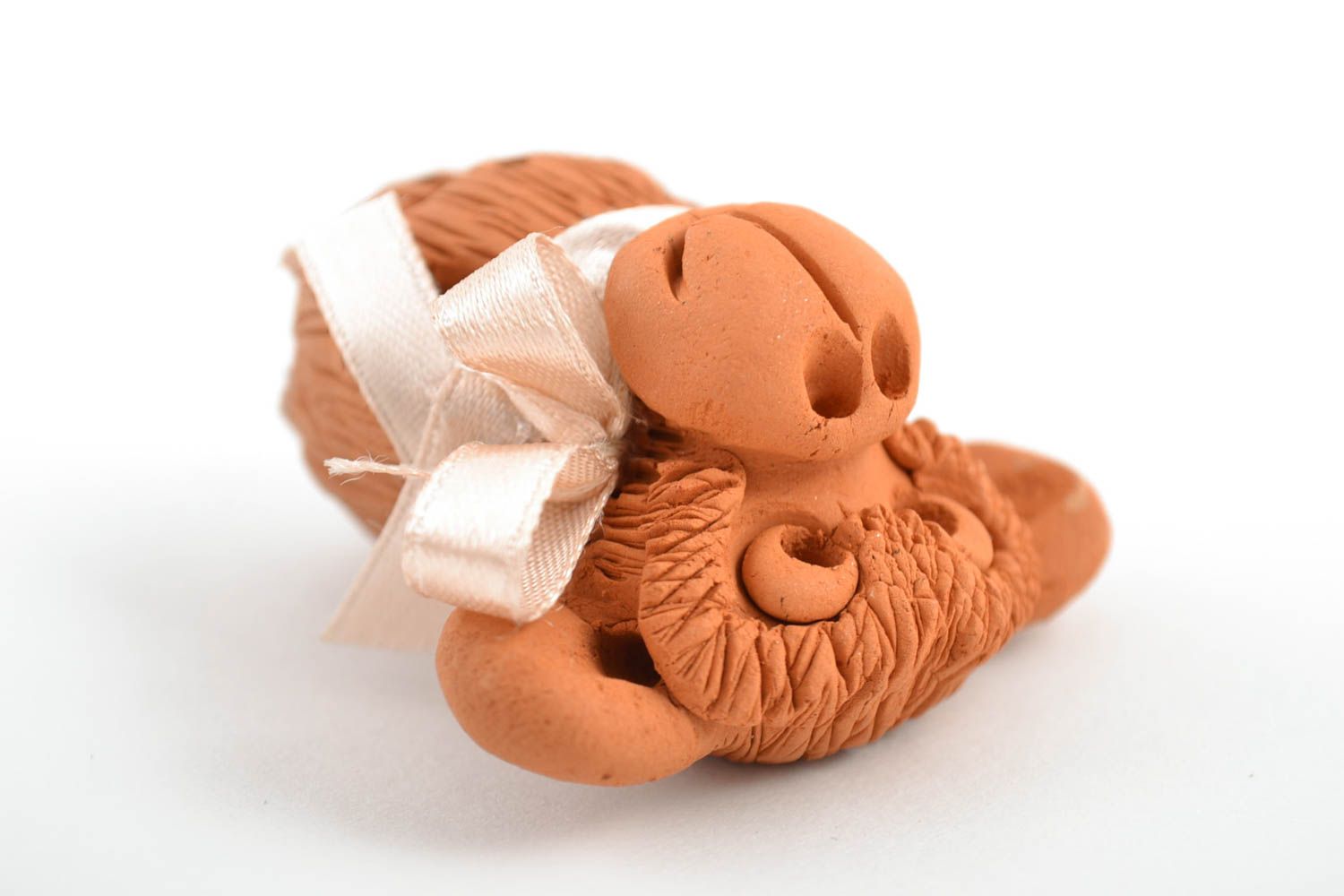 Фигурка из глины обезьянка с бантиком на шее маленькая коричневая ручной работы  фото 5