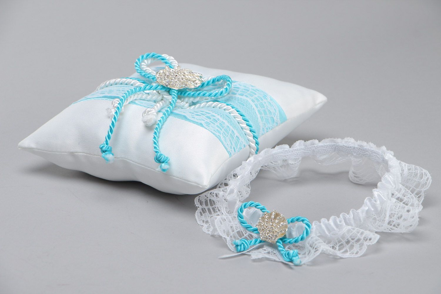 Set de accesorios de boda de raso cojín para anillos y liga de novia artesanales azules foto 3