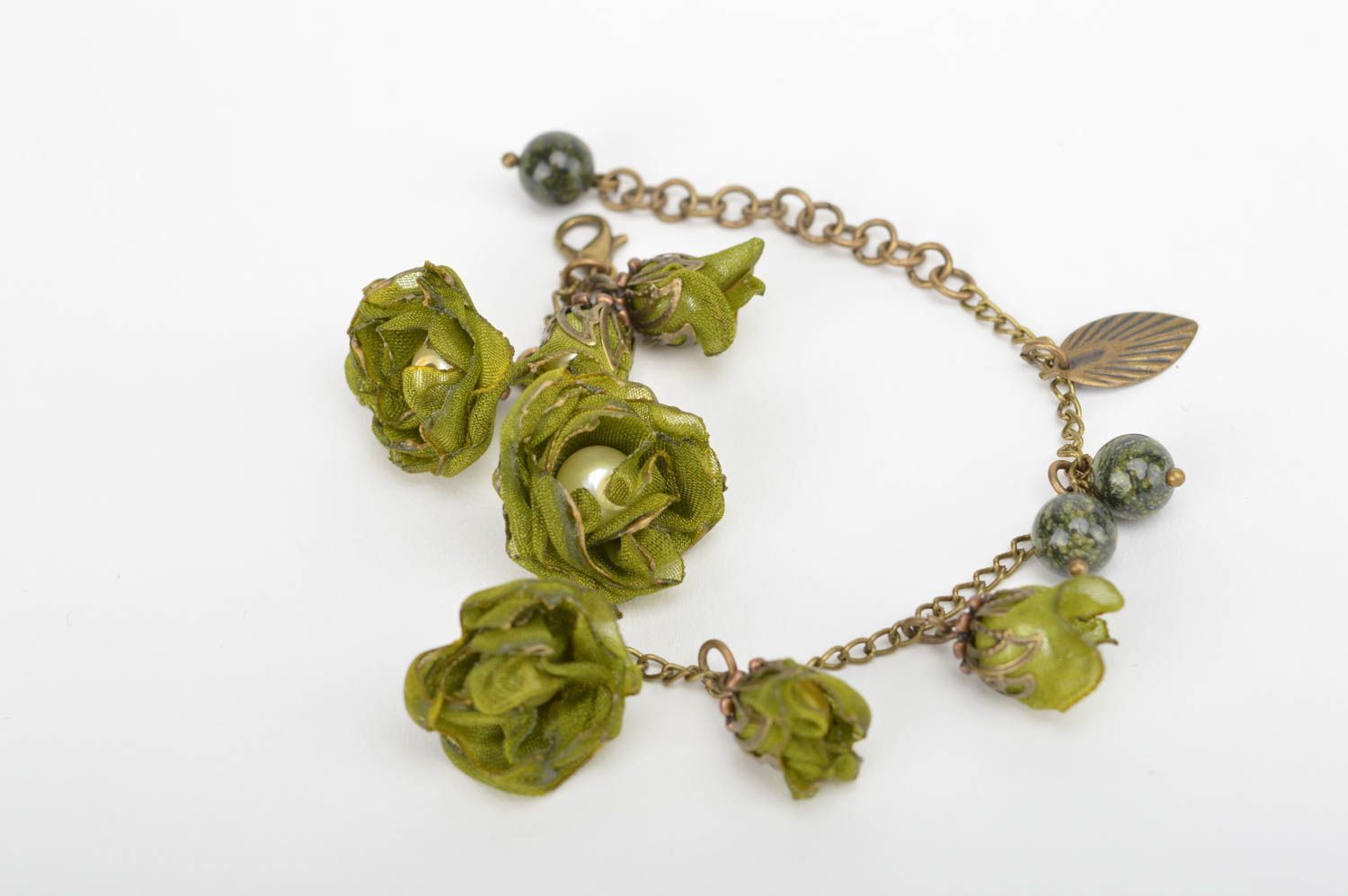 Bracelet en métal Bijou fait main Accessoire femme original fleurs vertes tissu photo 3