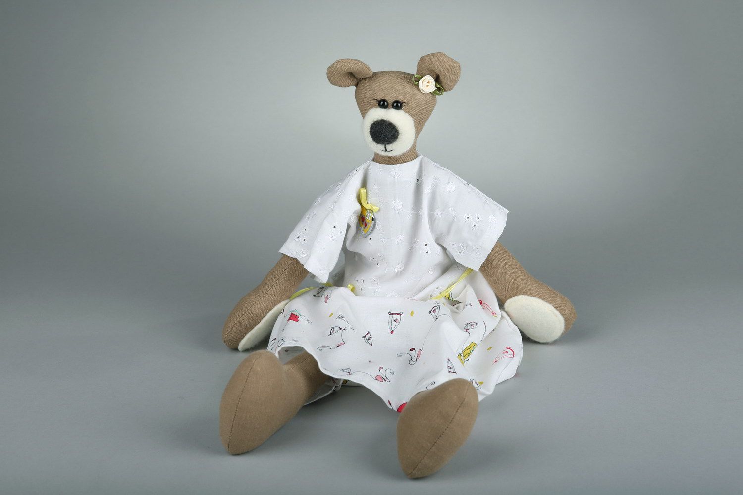 Brinquedo Urso num vestido branco foto 2
