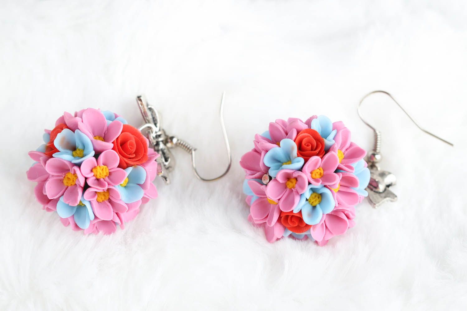 Boucles d'oreilles artisanales avec fleurs de pâte polymère photo 3