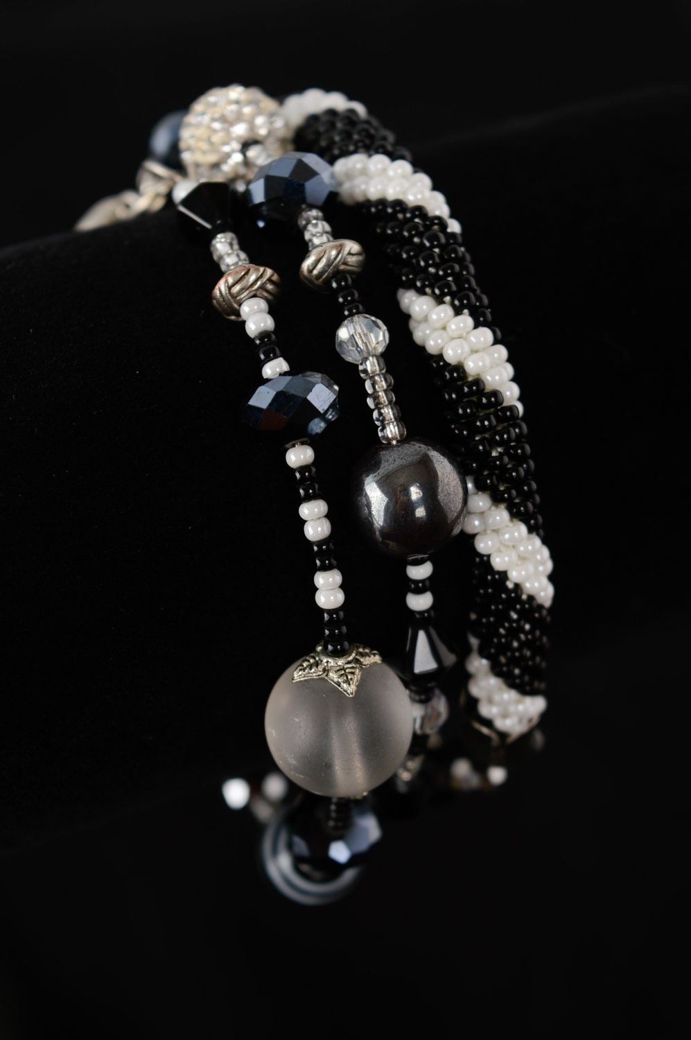 Bracelet en perles de rocaille et perles fantaisie blanc-noir photo 2