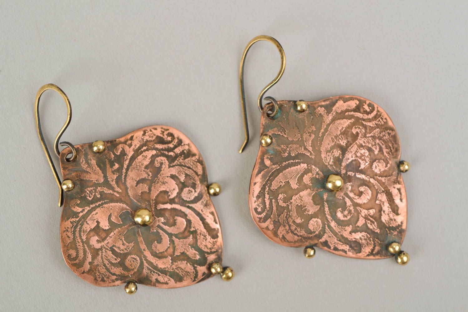 Boucles d'oreilles et pendentif artisanaux métalliques faits main Baroque photo 3