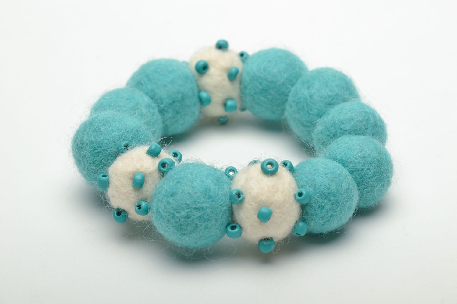 Bracelet fait main de perles en laine et plastique turquoises photo 3