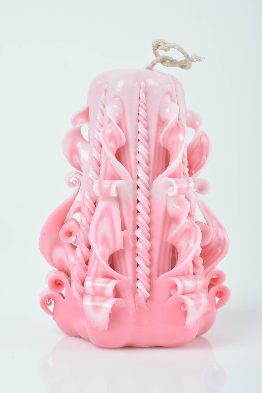 Розовая парафиновая свеча вырезанная вручную ажурная оригинальная красивая фото 1