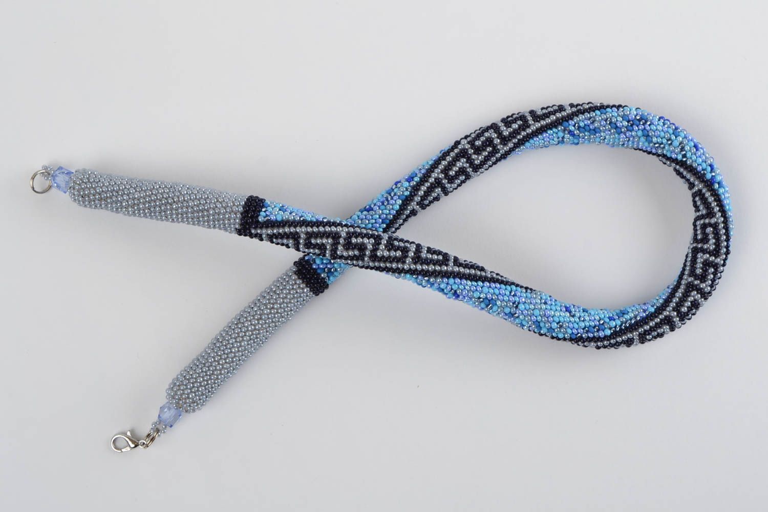 Голубое ожерелье из бисера ручной работы с геометрическим орнаментом красивое фото 4