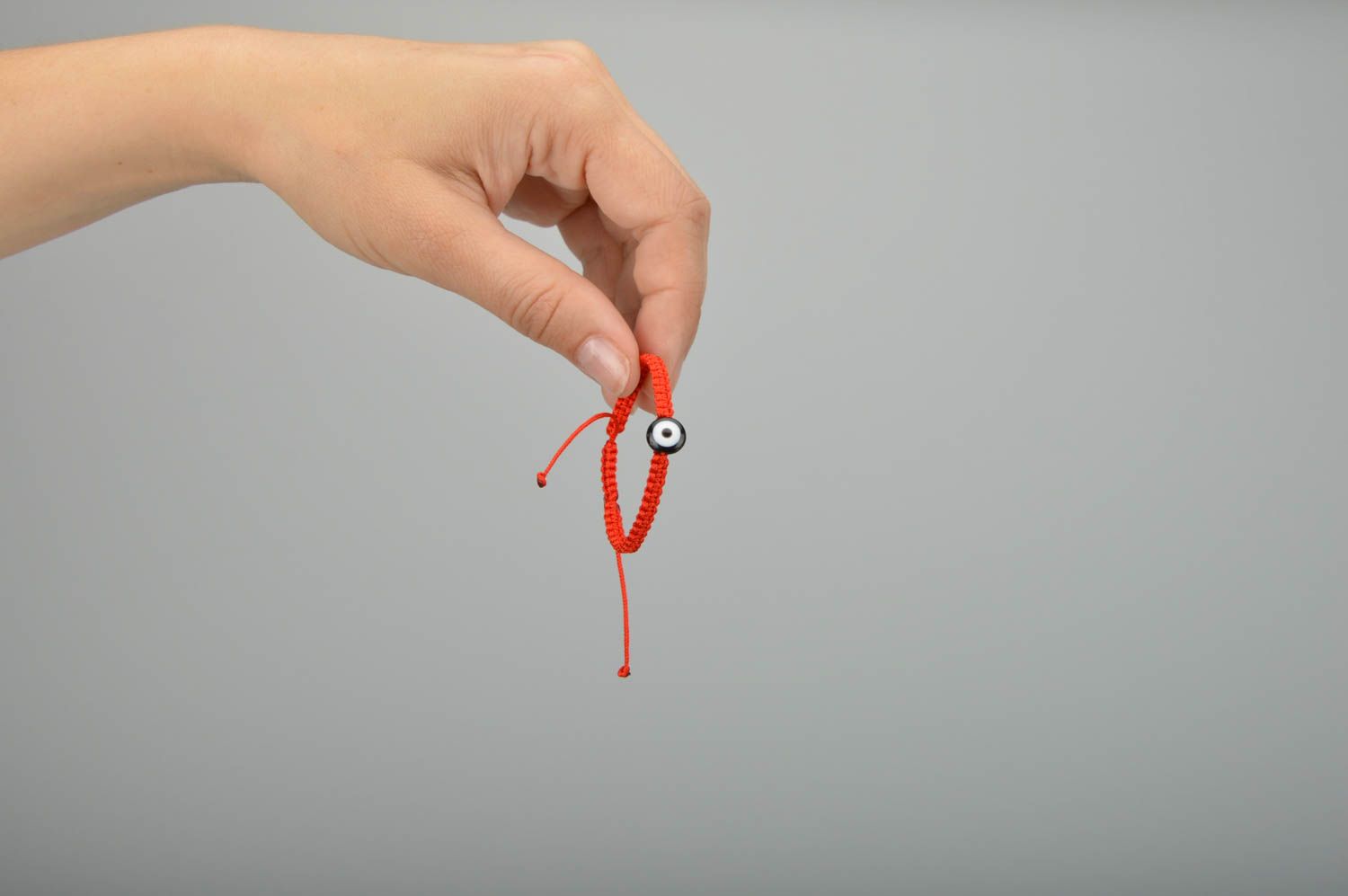 Плетеный браслет на руку детский аксессуар ручной работы красный тонкий  фото 2