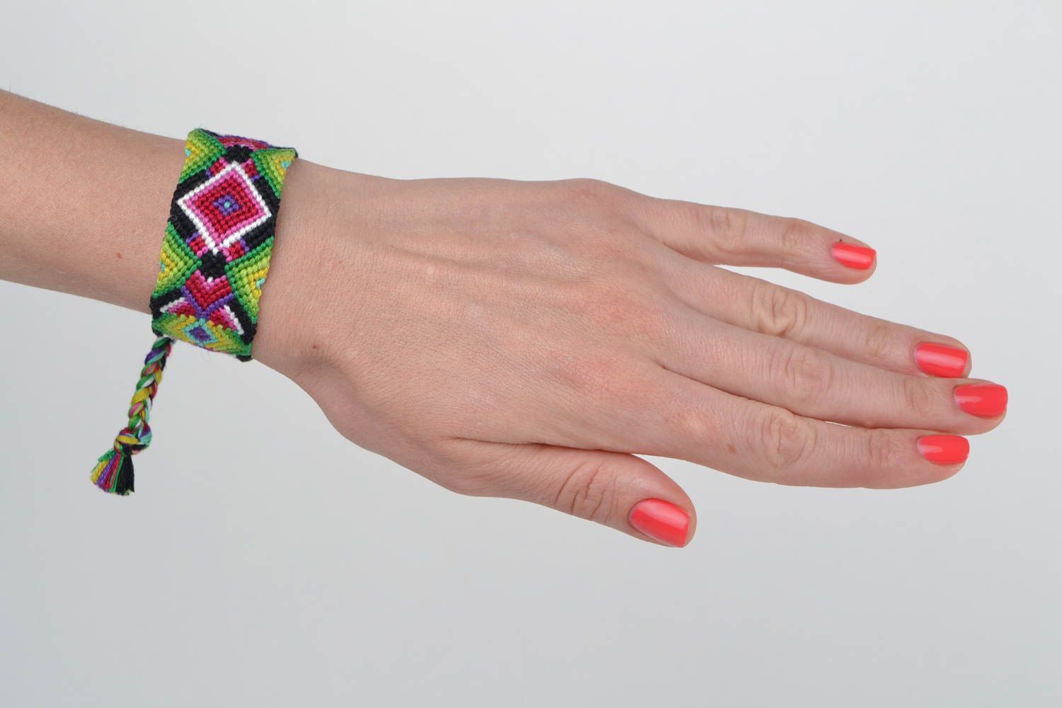 Bracelet tressé en fils multicolores à motif géométrique en macramé fait main photo 2