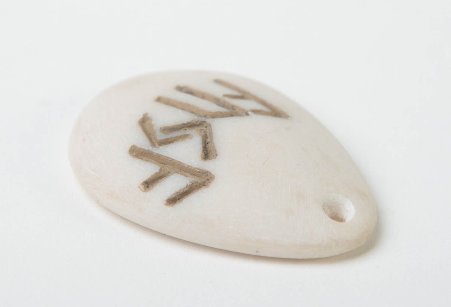 Handmade Runen Anhänger Schutz Amulett Frauen Accessoire weiß aus Polymer Harz foto 3