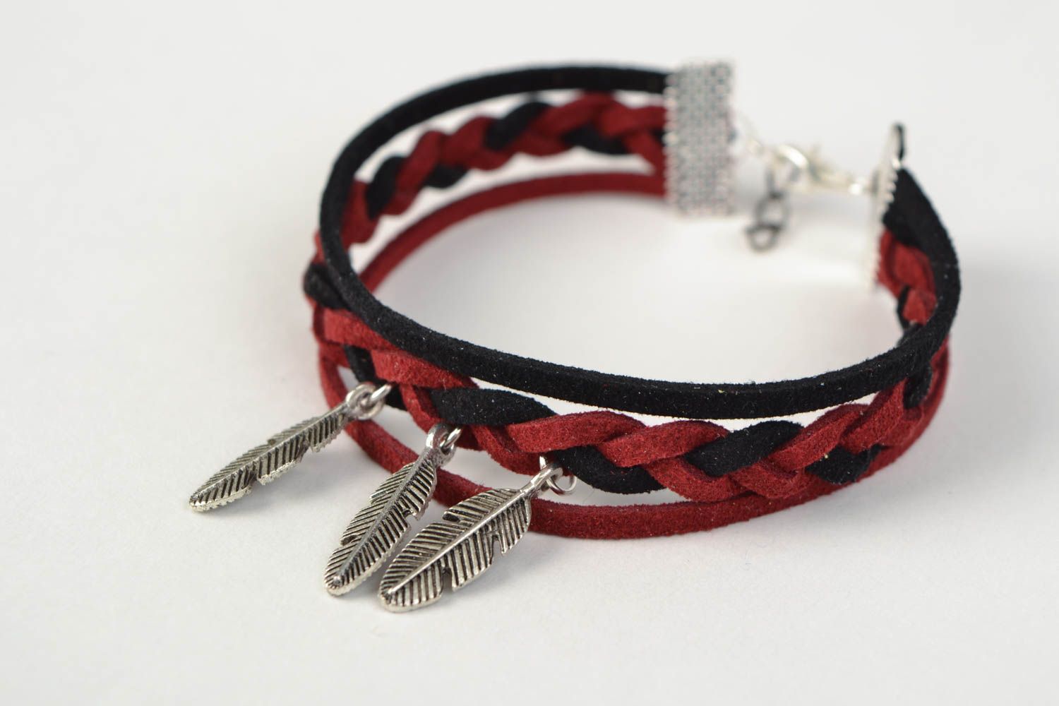 Bracelet tressé en lacet de daim avec pendentifs plumes en métal fin fait main photo 3