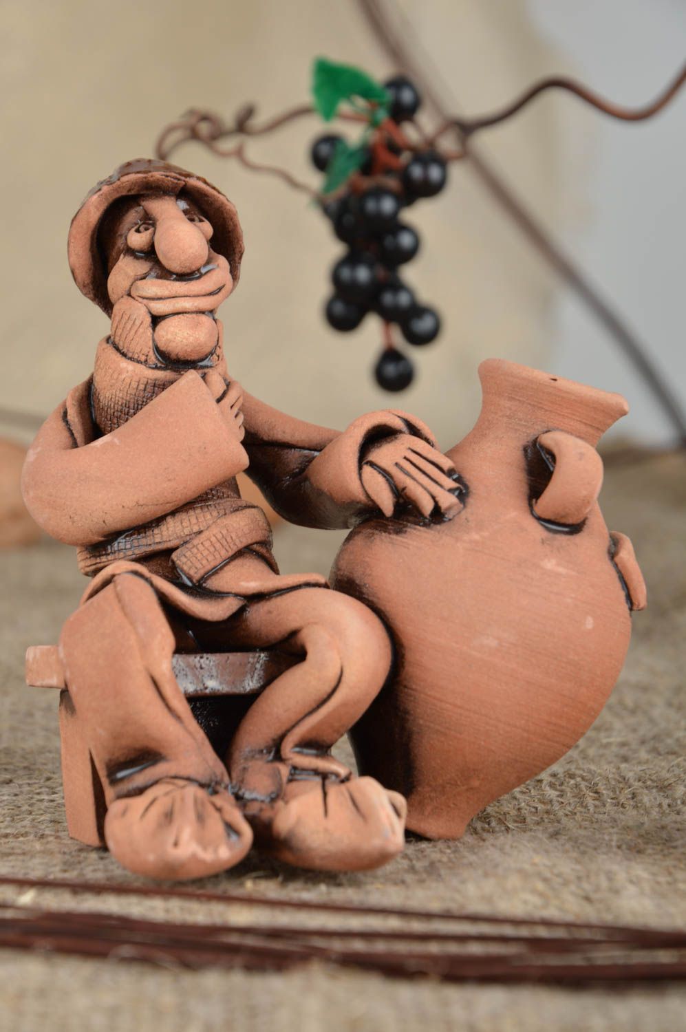 Figurilla cerámica hecha a mano vinicultor con jarro para decoración de casa foto 1