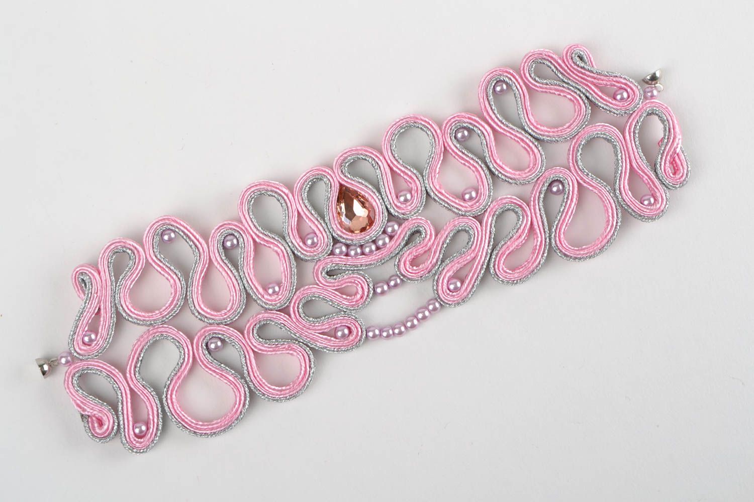 Розовый браслет в сутажной технике ручной работы с кристаллами нарядный красивый фото 2