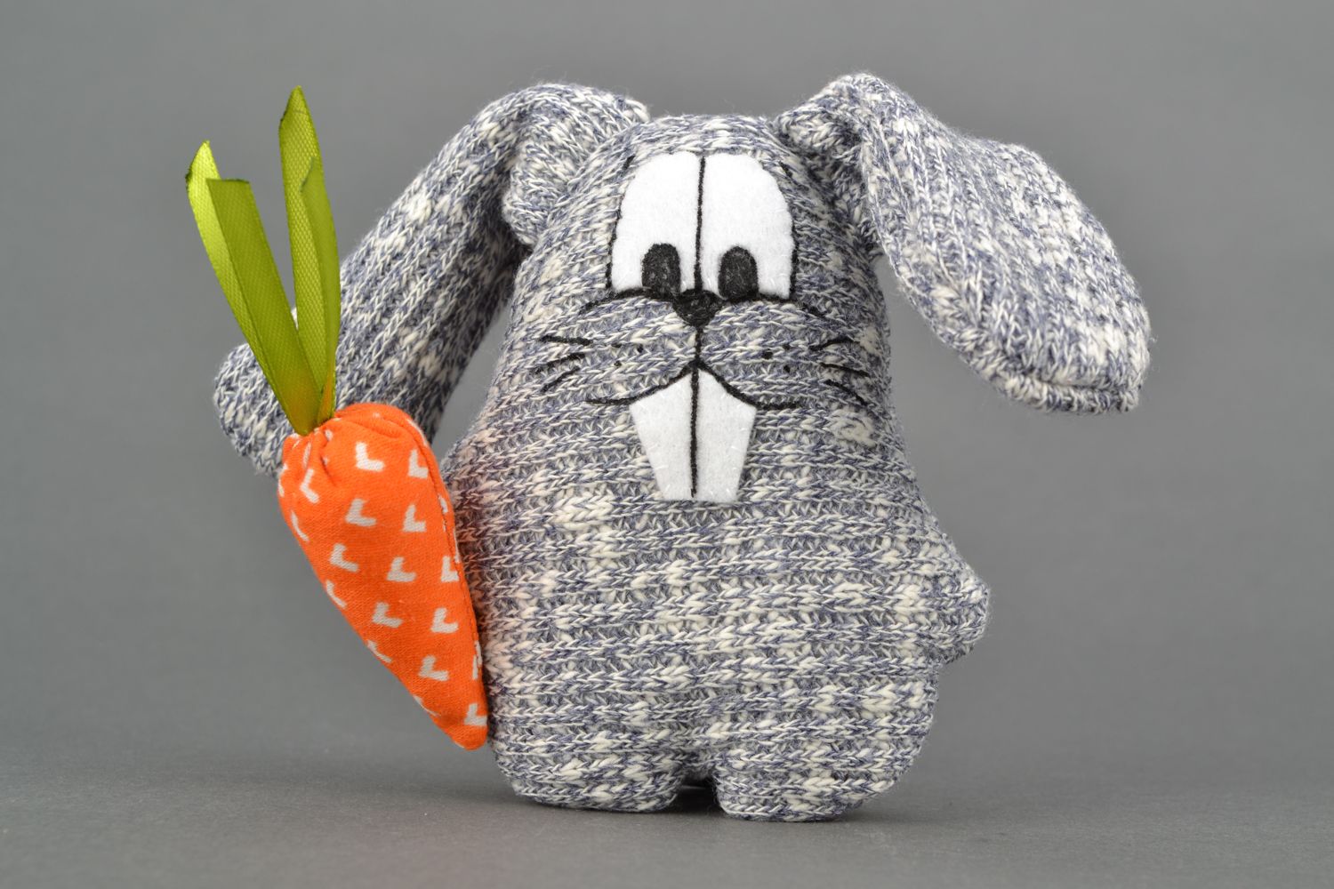 Мягкая игрушка из ткани Кролик с морковкой фото 2