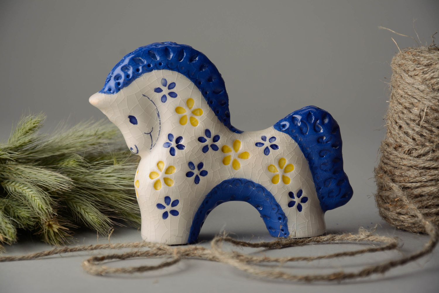 Глиняная лошадка с желтыми и голубыми цветами фото 1
