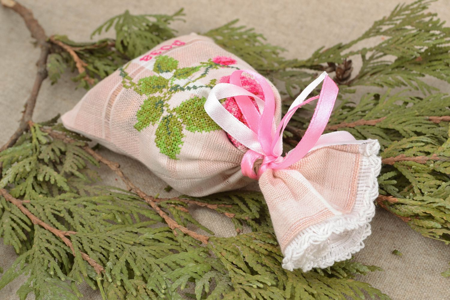 Sachet bag with dried rose petals photo 1