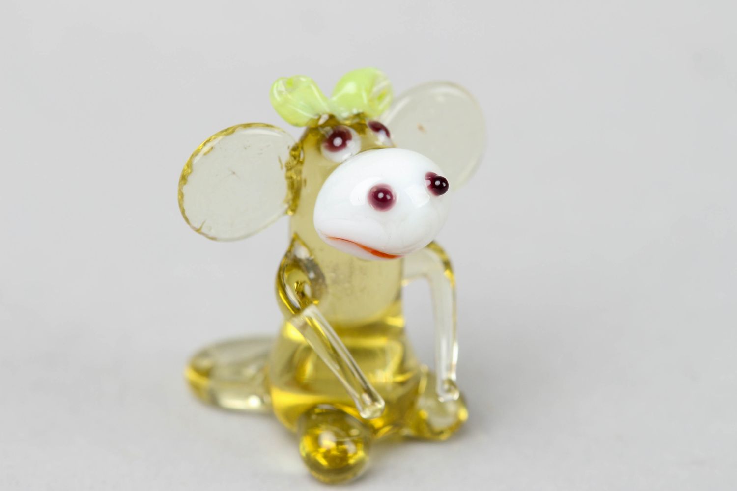 Стеклянная маленькая фигурка мышки в технике лэмпворк фото 1