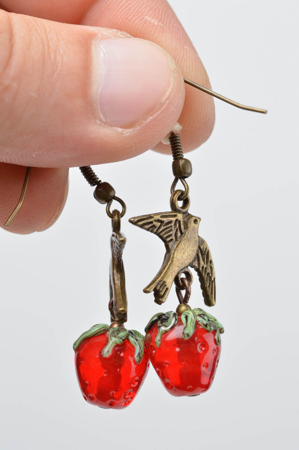 Handgemachte Glas Ohrringe Damen Schmuck Accessoire für Frauen Vögel mit Beeren  foto 5
