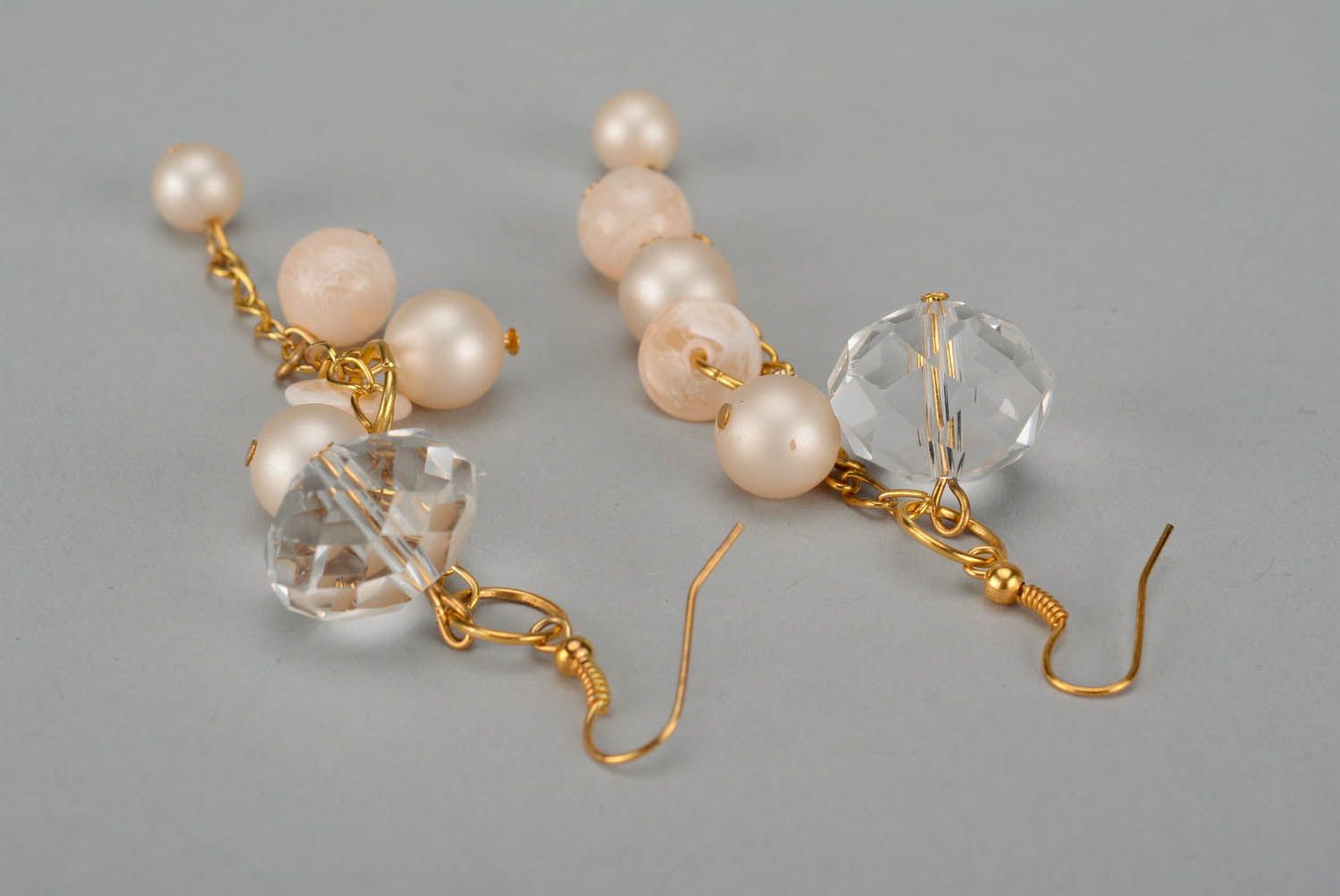 Aretes largos con perlas artificiales foto 3