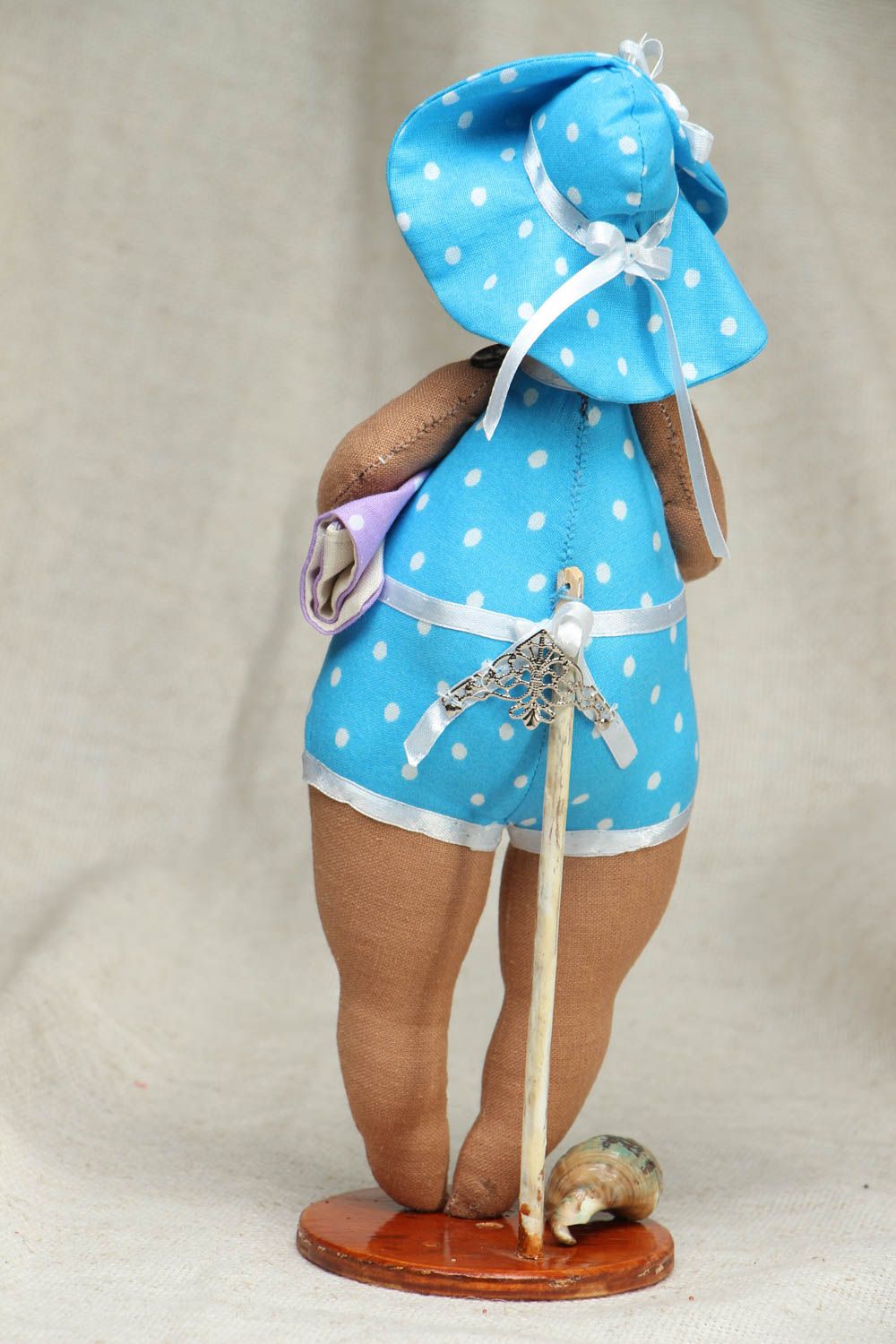 Тканевая кукла-пляжница в голубом купальнике фото 3