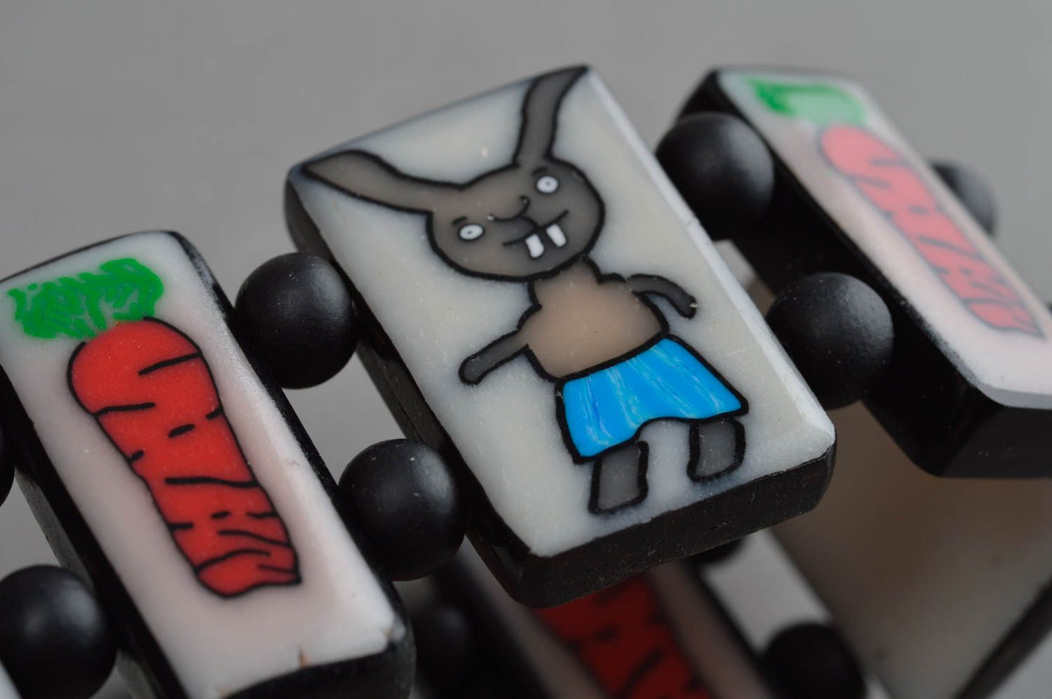 Designer Armband aus Polymerton mit Abbildungen von Hasen und Karotten handmade foto 5