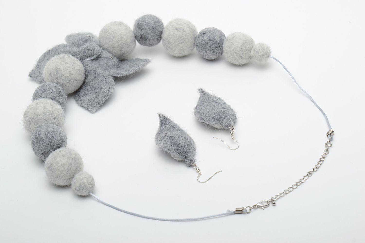 Boucles d'oreilles et collier artisanaux de laine feutrée faits main photo 4
