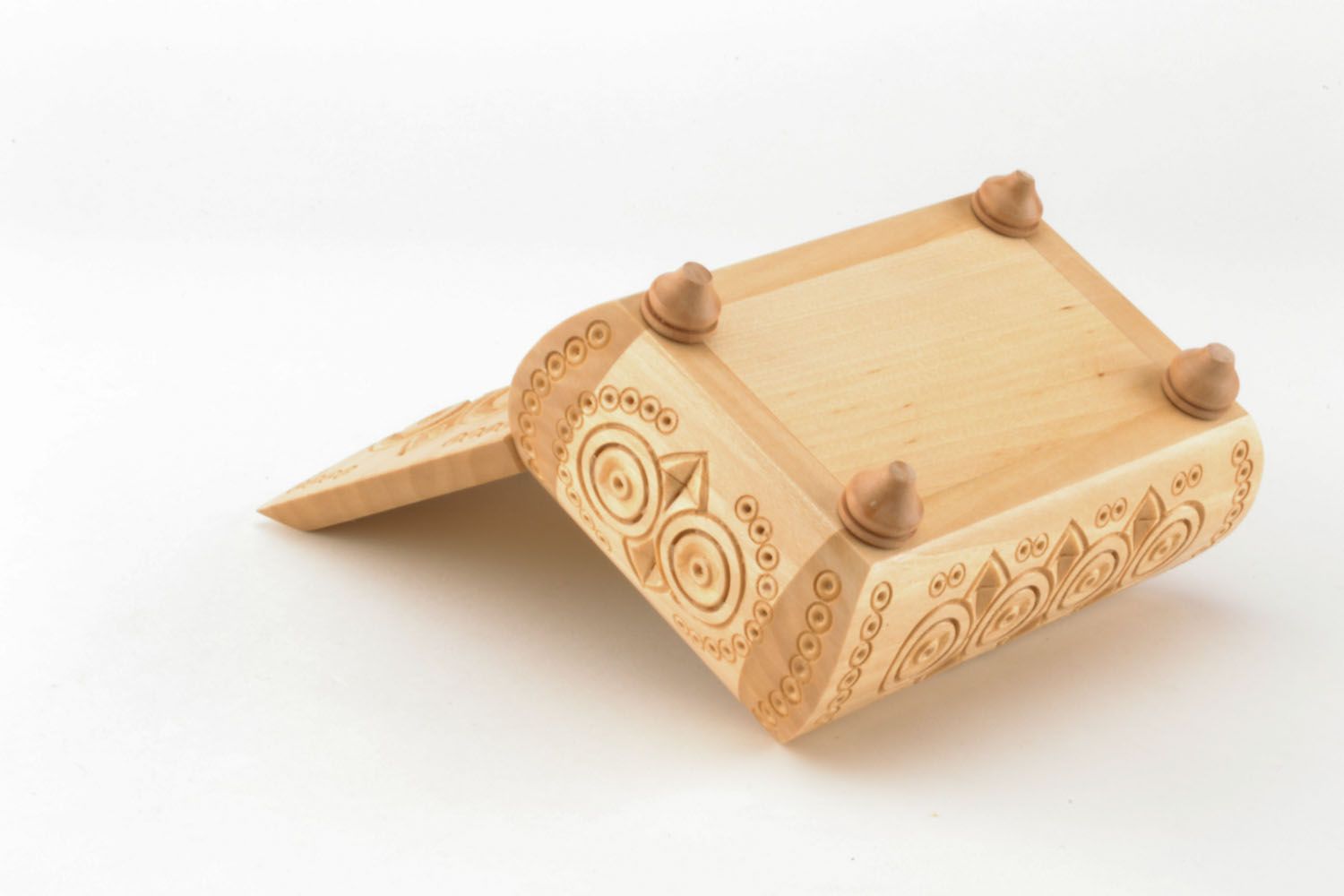 Caixinha de madeira feita à mão para jóias com entalhe foto 4