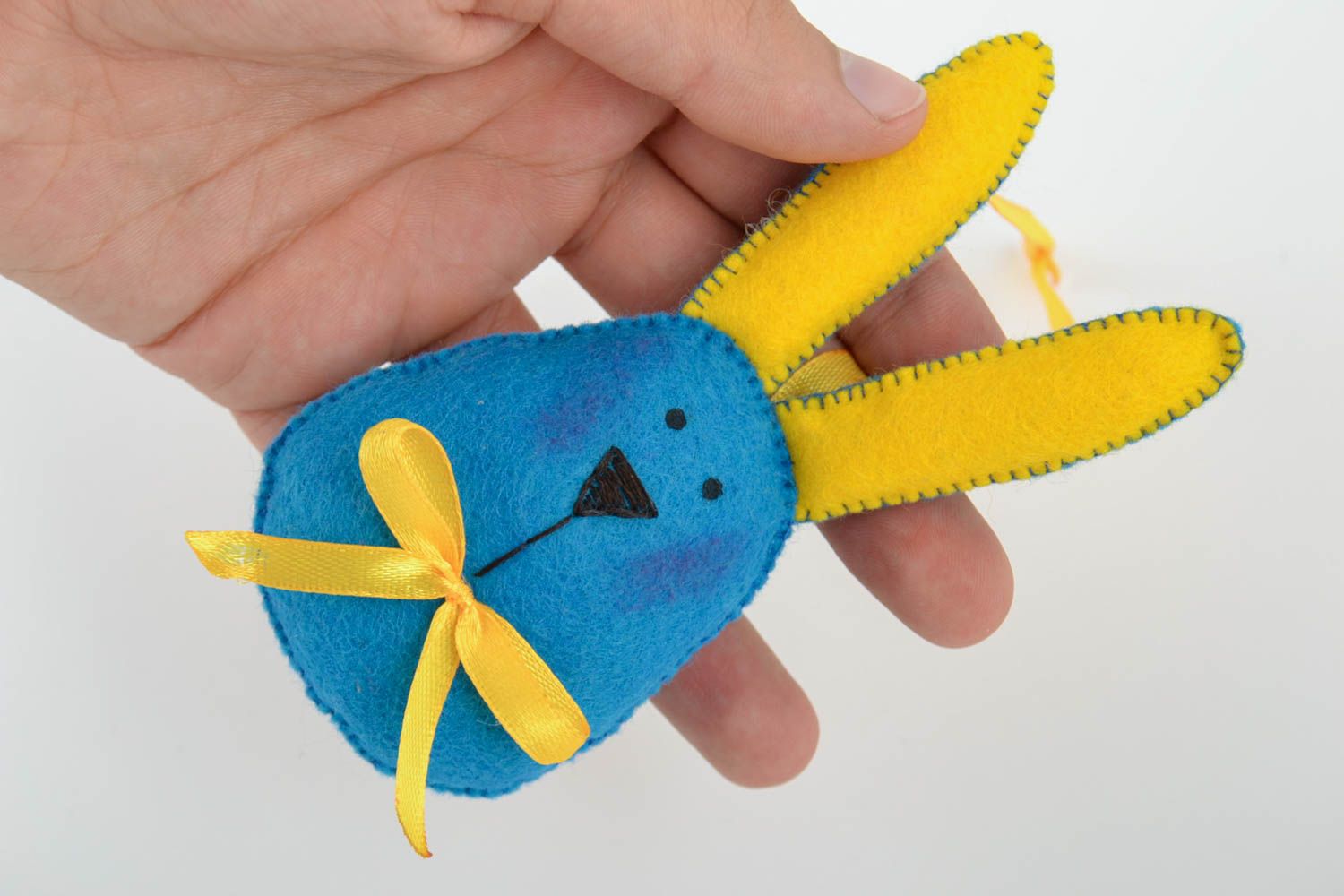 Kleiner schöner blau gelber Spielzeug Hase Anhänger handgemacht mit Schleife foto 2