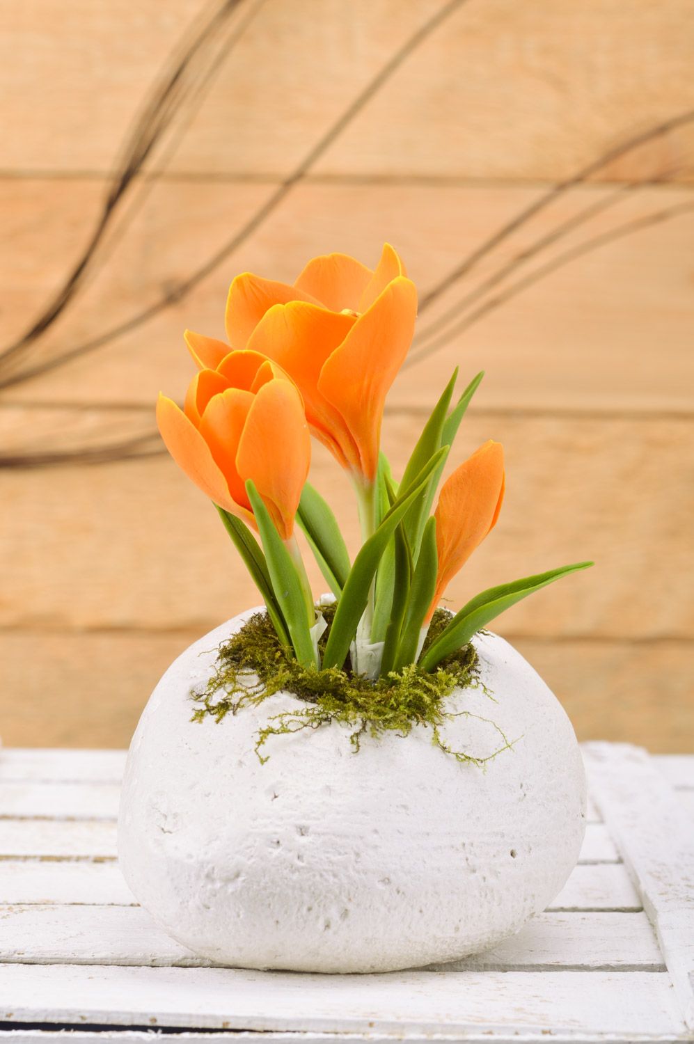 Оранжевый искусственный цветок из полимерной глины крокус в камне ручной работы фото 1
