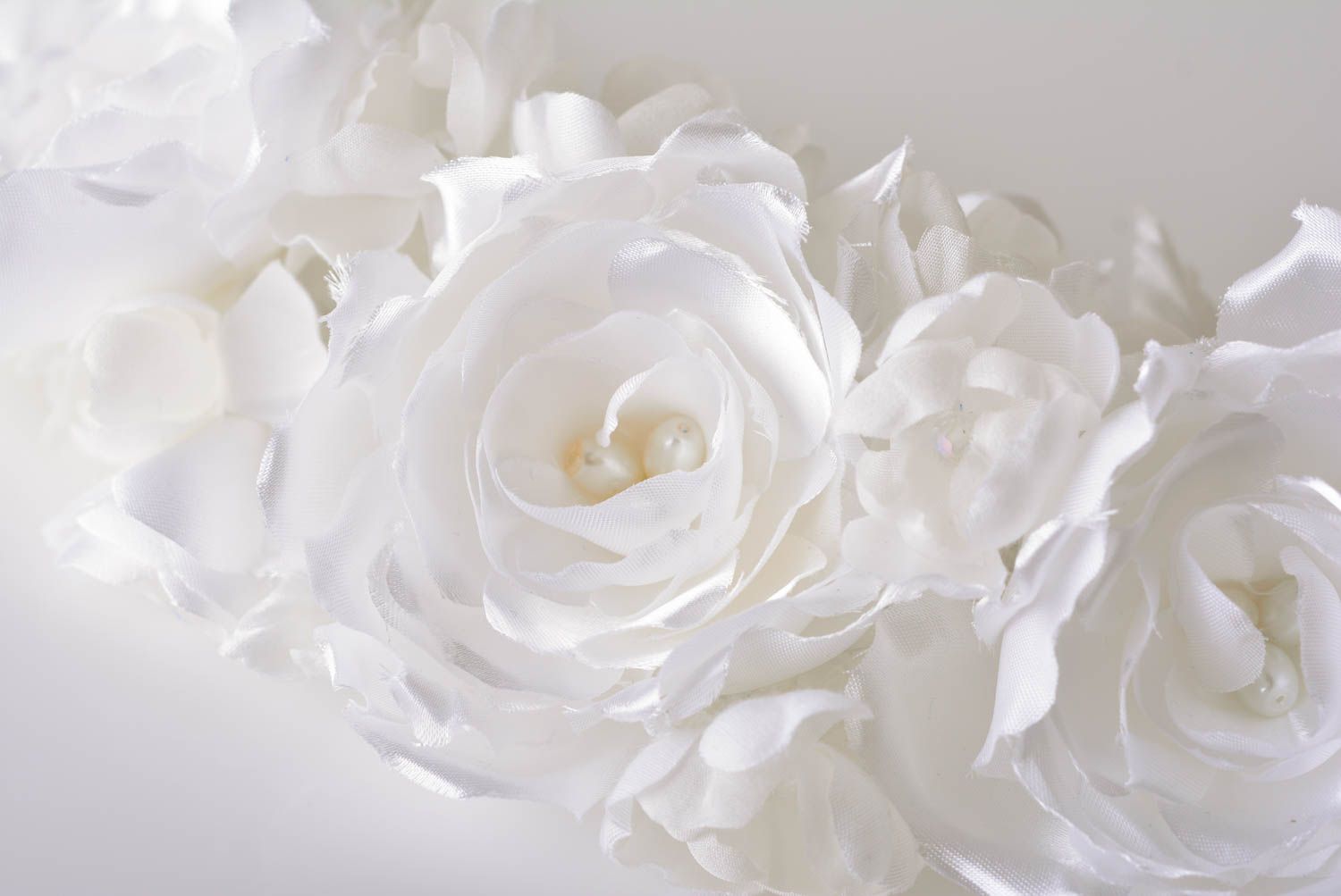 Originelle weiße dekorative Rosen aus Seide Blumen mit Perlen für Dekoration foto 2