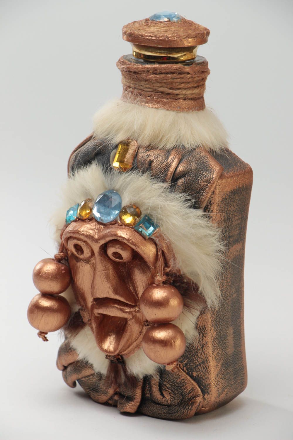Авторская бутылка декорированная кожей ручной работы красивая с мехом Индеец фото 2