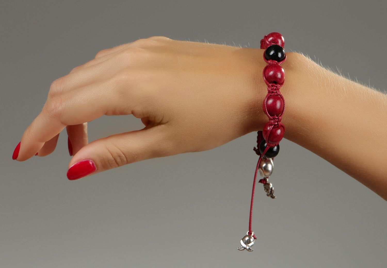 Handgemachtes rotes Armband aus Holzperlen foto 4