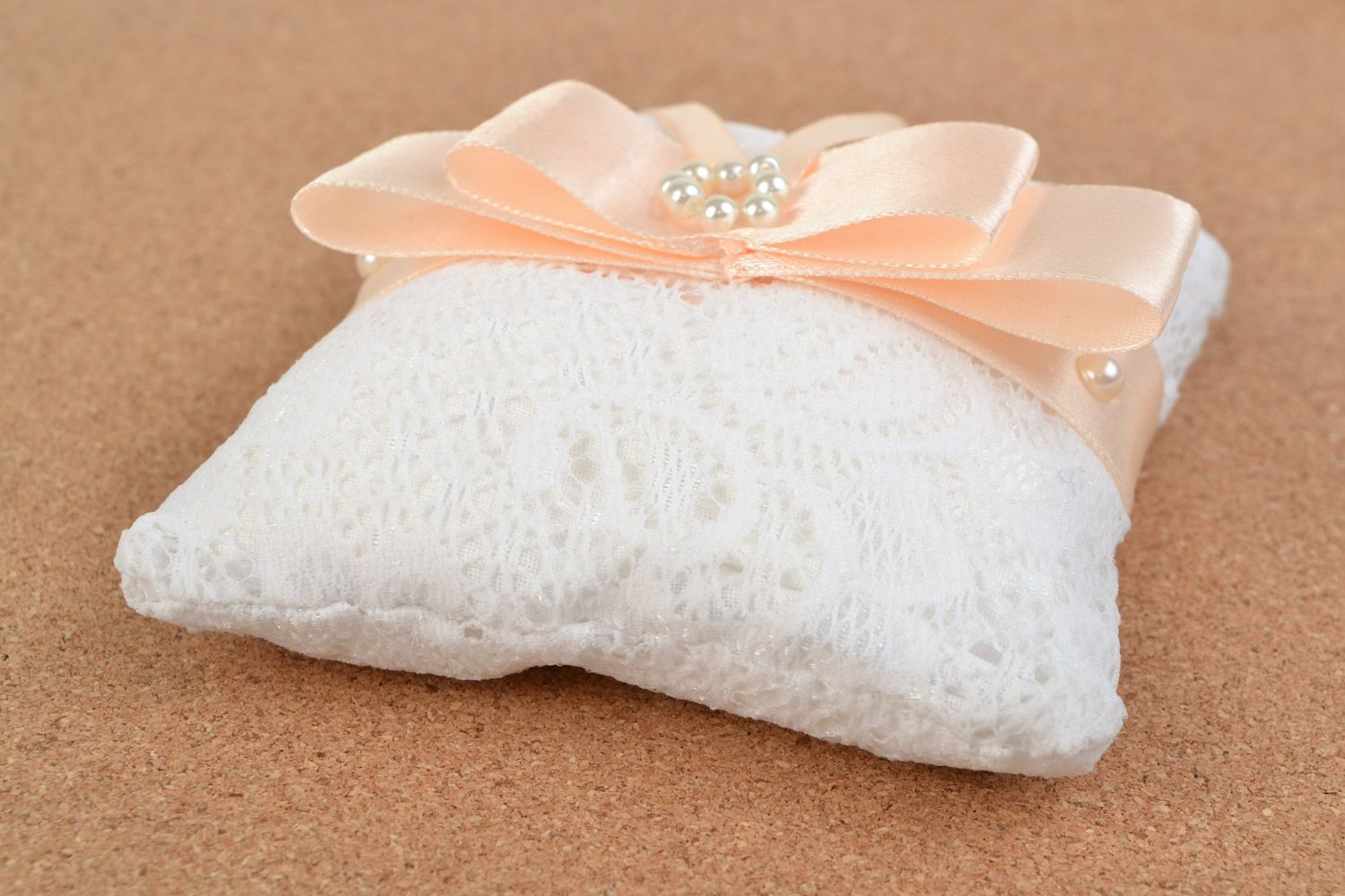 Свадебная подушечка для колец из кружева и ткани ручной работы с бантом красивая фото 5