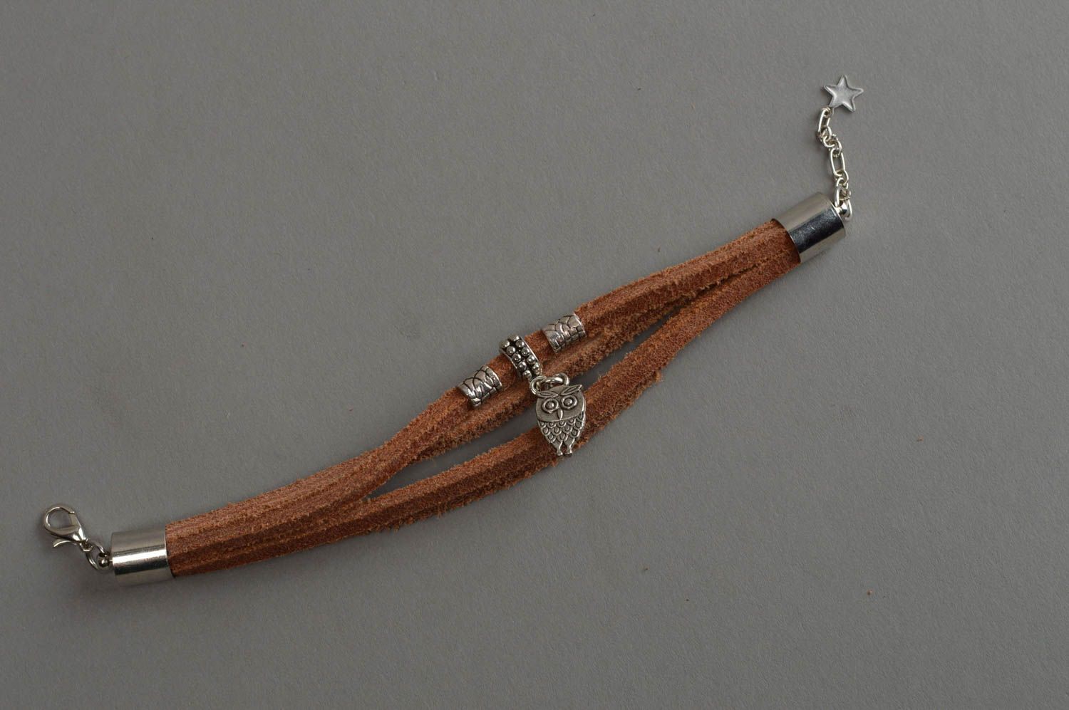 Коричневый браслет из натуральной кожи ручной работы с подвеской в виде совы фото 7