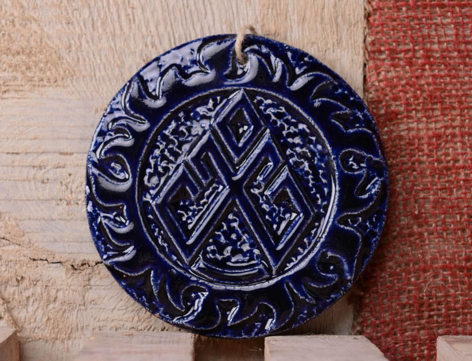 Pingente talismã de cerâmica de interior feito de argila e coberto com esmalte Lelia foto 1