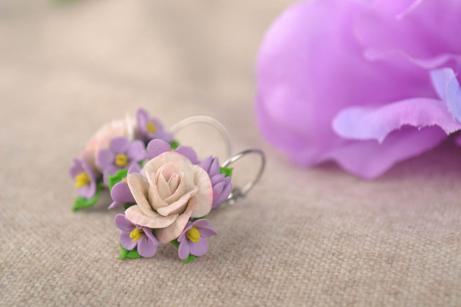 Boucles d'oreilles fleurs mauves Bijou fait main rondes Cadeau pour femme photo 1