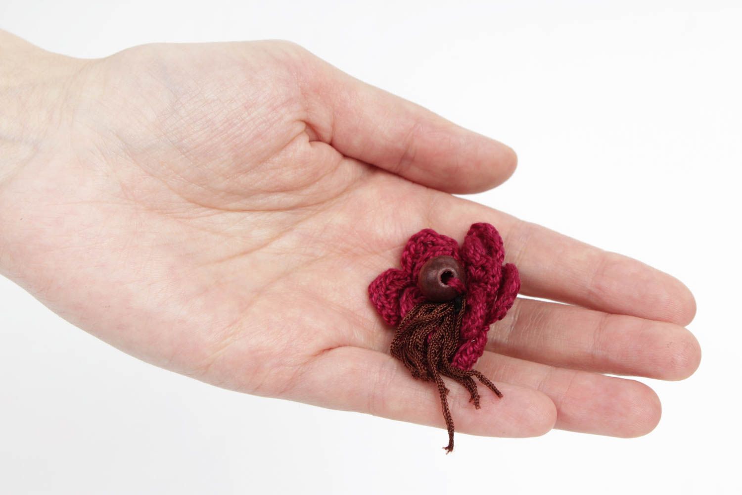 Broche en tricot Bijou fait main fleur rouge foncé en coton Cadeau femme photo 2