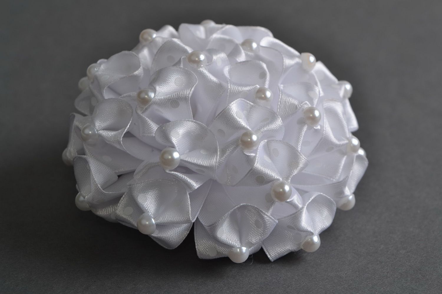 Weißes Haargummi handmade aus Atlasbändern in Kanzashi Technik mit Halbperlen  foto 1