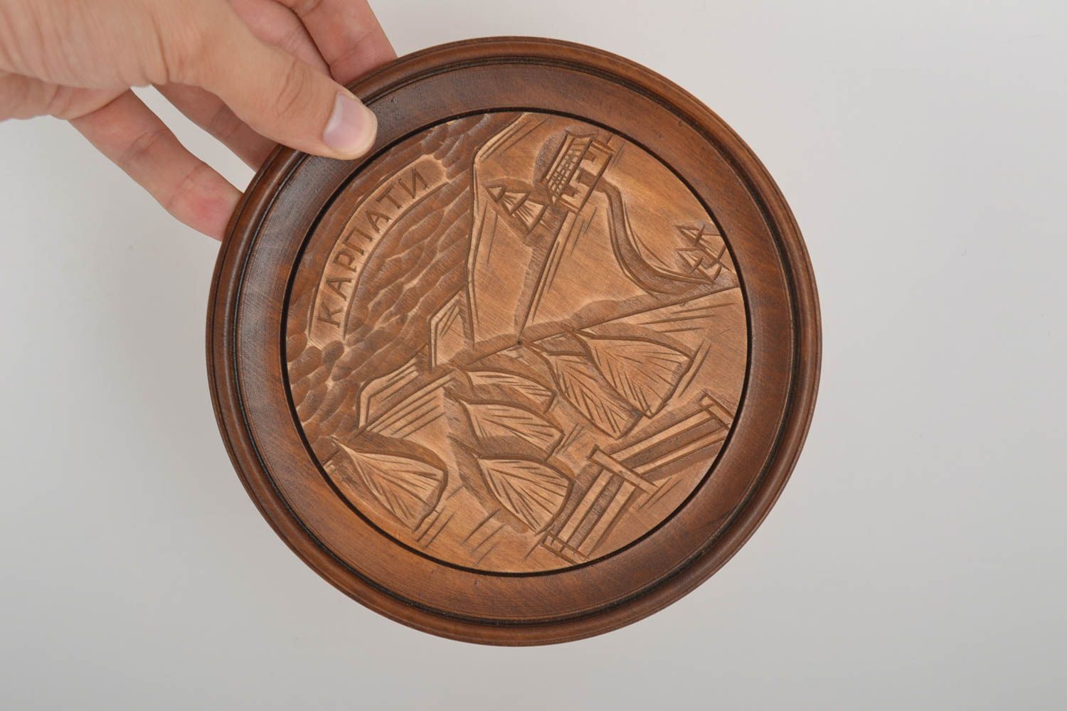 Подарочная тарелка ручной работы деревянная посуда резной декор на стену фото 5