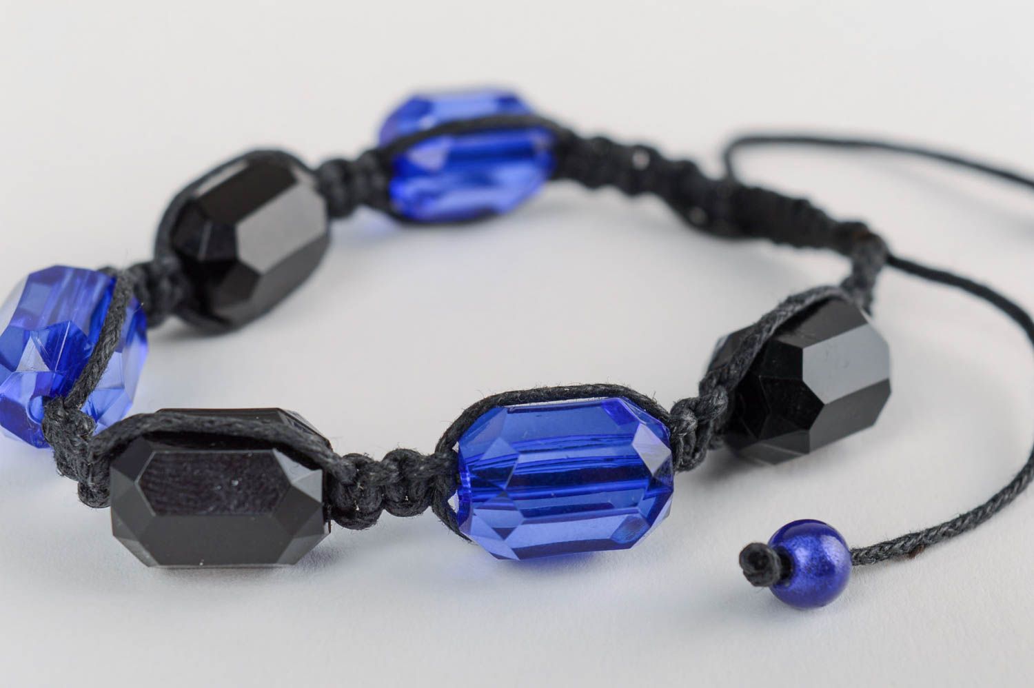 Bracelet en perles plastiques à facettes fait main noir-bleu technique macramé photo 3