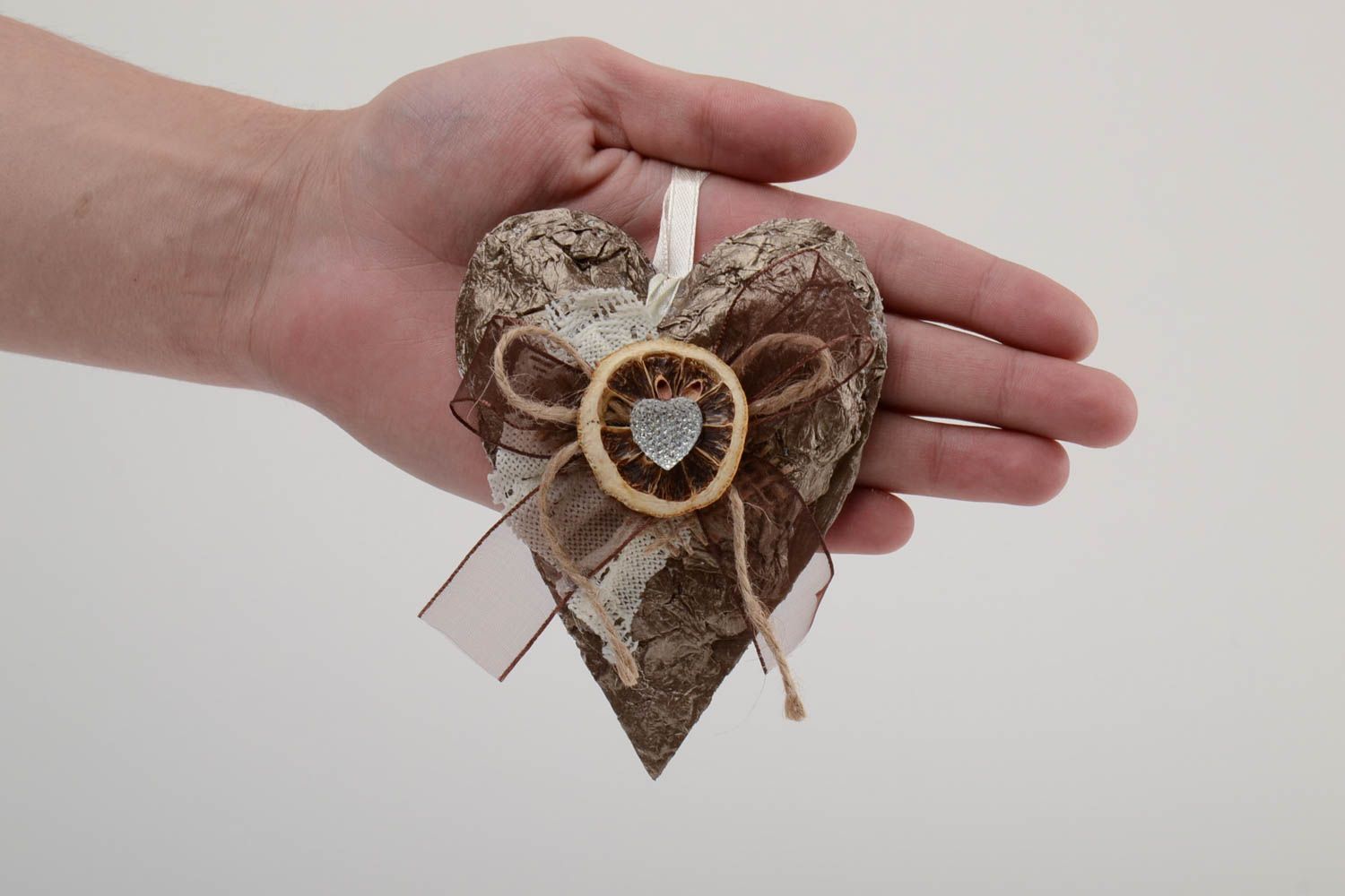 Интерьерная подвеска из картона сердце с бантиком красивое необычное ручной работы фото 5