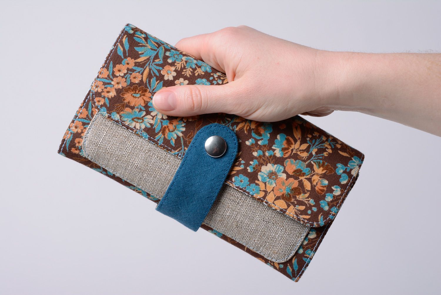 Billetera femenina hecha a mano de algodón y lino marrón azul  foto 1