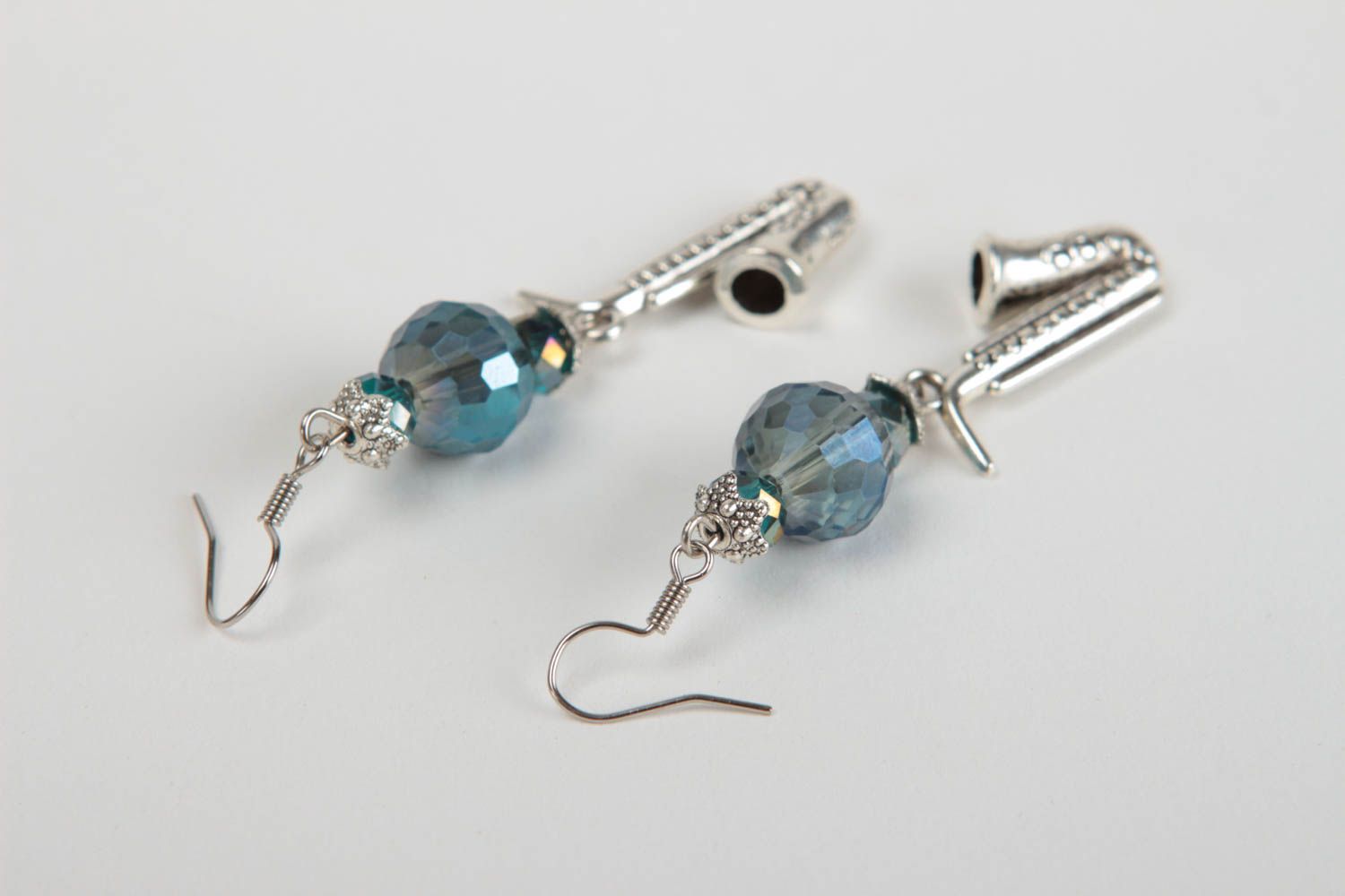 Boucles d'oreilles pendantes faites main en métal et perles avec saxophone photo 4